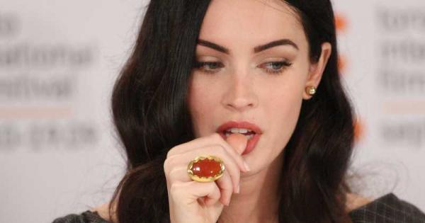 Смукането на палеца и гризането на ноктите може да има