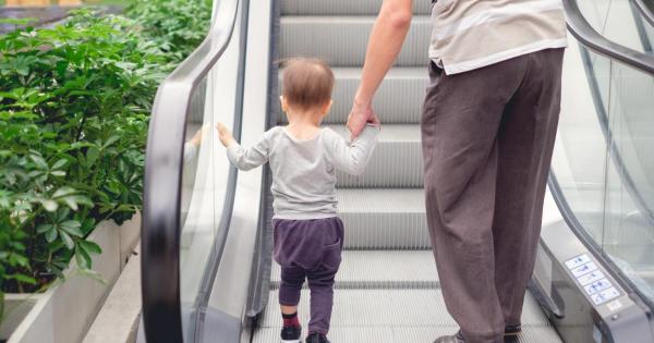 Модно забавление за малчуганите станаха ескалаторите в търговските центрове Те