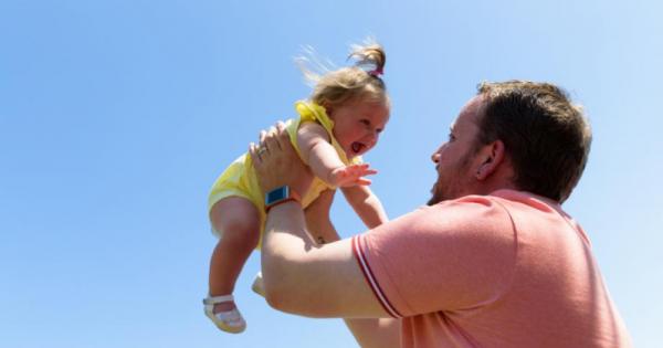 Моят съпруг много обича да хвърля детето във въздуха То