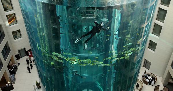 Гигантският аквариум Аквадом в берлинския хотел Радисън“ недалеч от Александерплац“ се пръсна, като