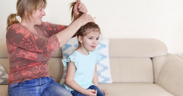 Гъстата и дълга коса на момичето създава грижи на родителите