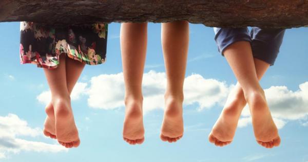 Събуйте обувките Когато сте на ливадата по пясъка на плажа