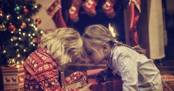 Обичаме предпразничната треска избор на подаръци украса на къщата подготовка