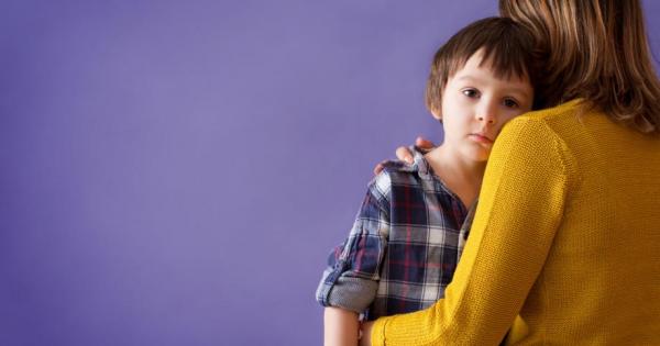 Първият порив на майката която вижда детето си тъжно е