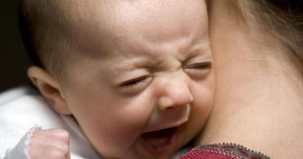 Да оставят ли бебето да поплаче или напротив – да