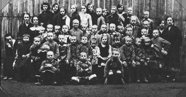 Януш Корчак е един от най известните полски педагози писател лекар