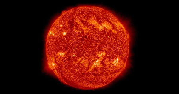 На 11 април мъртвото слънчево петно AR2987 изригна То отдели