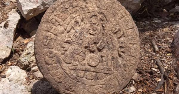 Каменен диск изобразяващ древна игра на маите с топка е