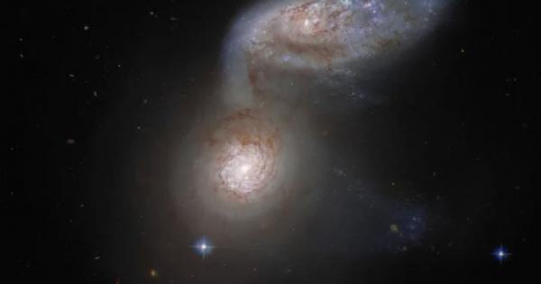 Две галактики разположени на около 100 млн светлинни години ни