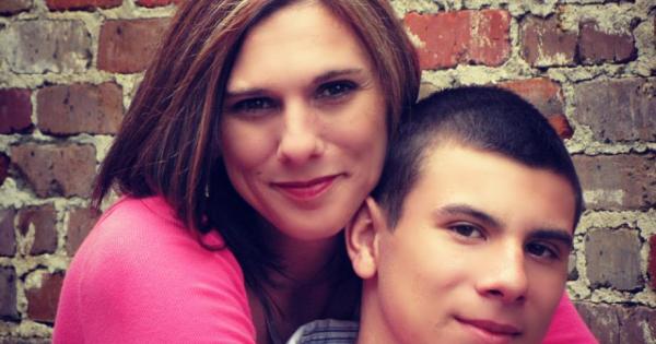 Шели Емлинг е майка на три деца и старши редактор