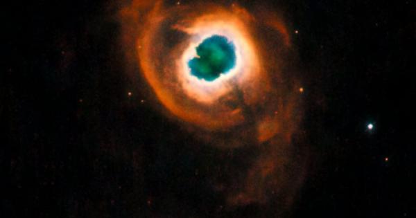 Скрита в центъра на цветния въртоп от газове е умираща