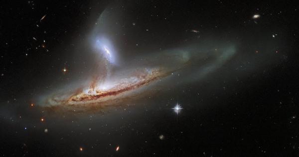 Телескопът Хъбъл засне красивото взаимодействие между две галактики разположени на
