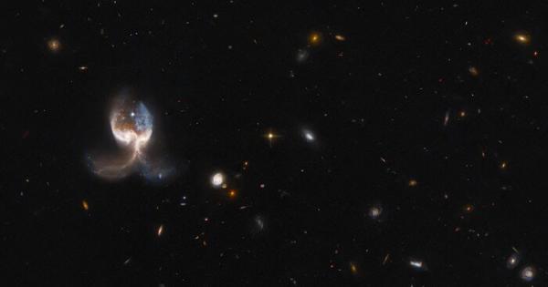 Две галактики вкопчени в гравитационен танц създадоха една красива илюзия