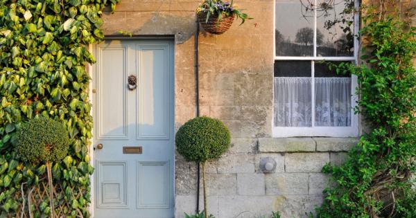 Веднъж една жена като излизала от дома си видяла трима