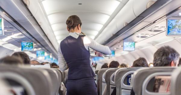В пътнически самолет стюардесата съобщава Уважаеми пътници моля седнете на