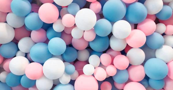 Един учител занесъл много балони в училището си и дал