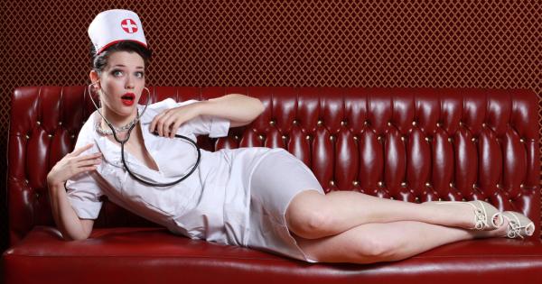 Снощи приятелката ми се появява облечена като медицинска сестра и