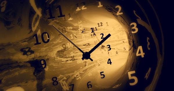 Стрелките на най точните часовници се движат с постоянна скорост закъснявайки