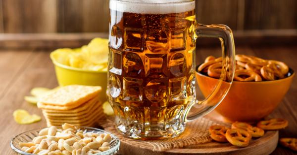 Физици обясниха защо фъстъците танцуват в бирата като явлението е