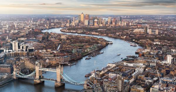 В река Темза в Лондон се образува остров“ от мокри