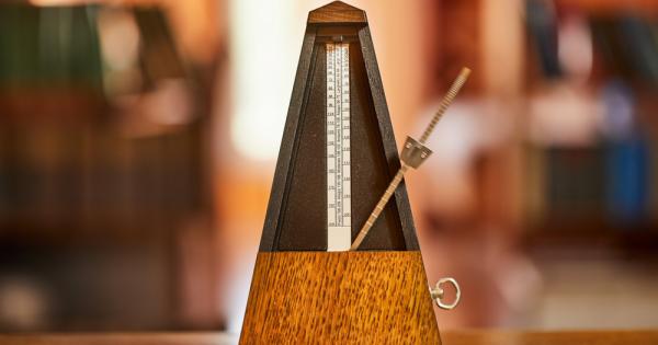 Ако поставите 32 метронома върху неподвижна повърхност и ги настроите