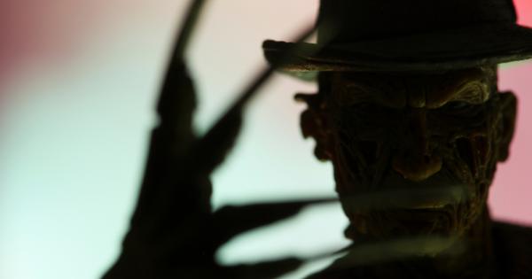 Кошмари на Елм Стрийт разказва за същество с бръсначи вместо ръце