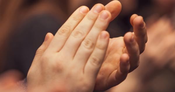 Жителите на редица градове у нас излязоха по балконите на домовете