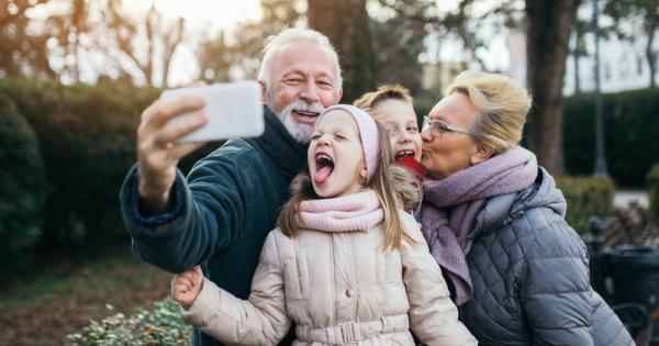 Бабите и дядовците не могат да устоят на чара на