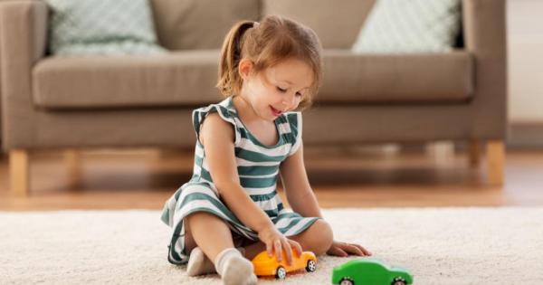 Сладко русо момиченце се е заиграло с метални колички подредило