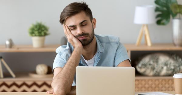 Защо ни наляга сън по време на работа и как