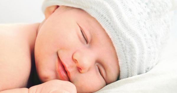 Бебетата особено в първите си месеци се усмихват насън и
