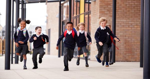 В страните където повечето ученици носят училищни униформи по малко деца