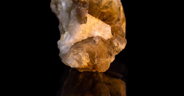 Вечерното сияние на минерала хакманит е впечатляващ естествен феномен, който