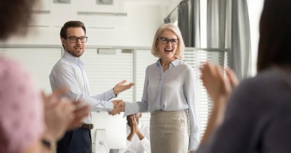 Кога за последен път направихте комплимент на ваш колега Тъй