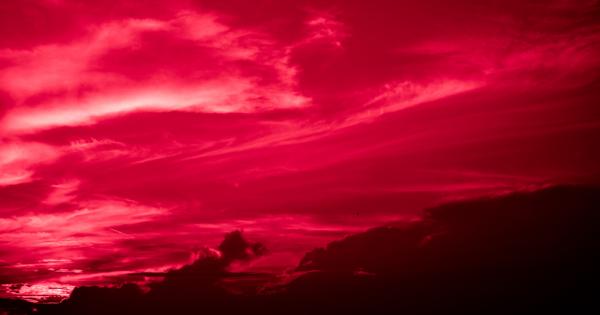 На 7 май небето над китайския пристанищен град Чжоушан се