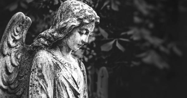 Баба чете некролог и си говори на глас Брей от