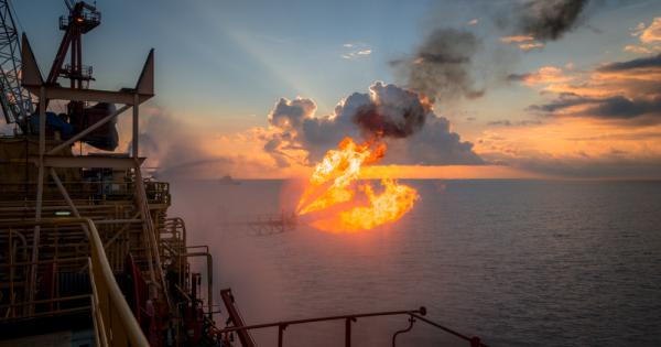 Огън избухна по океанската повърхност на запад от мексиканския полуостров