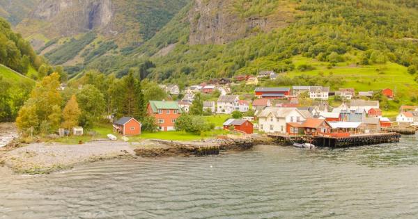 Миналата сряда широко 610 метра свлачище вкара цели 8 къщи