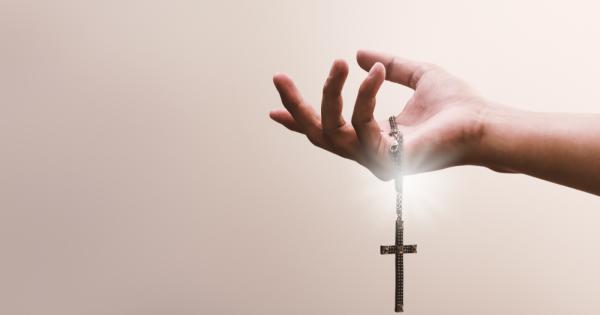 Три момичета минавали през железопътен прелез и се оказали между