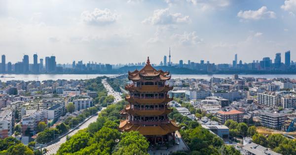 Неидентифициран вирус стотици души в Ухан – най населеният град в