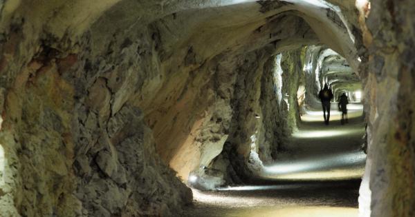 В Австрийските Алпи се намира най голямата ледена пещера в света