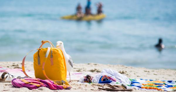 Който разпуска на морето на езерото или край басейна бързо