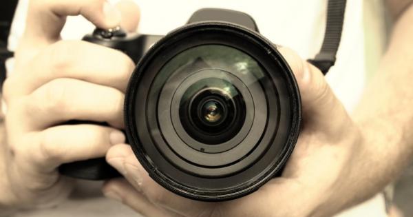 Творецът Тони Лучани изпробва новия си фотоапарат когато Елия