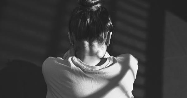 В стаята беше тъмно Тишината най сетне тържествуваше след дълъг ден