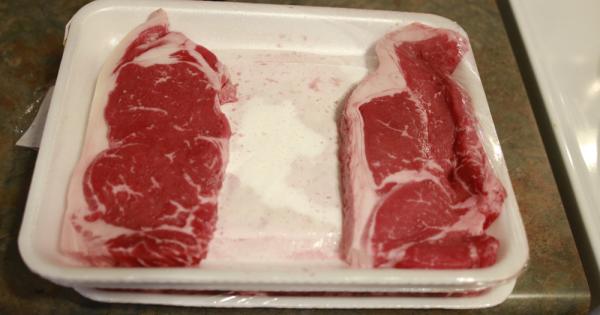 Червената течност която протича от пакетираното месо и напоява опаковката