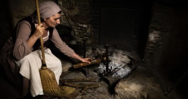 Две слугини на богати господари били задължени да занесат някъде