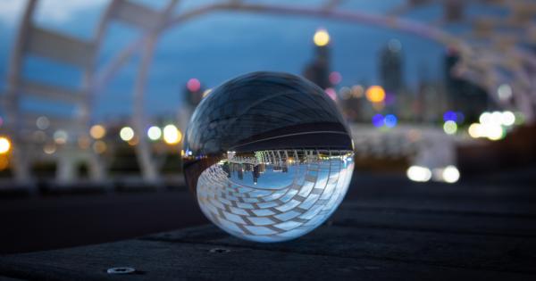 Втора седмица откакто се появи на ъгъла на голямото кръстовище