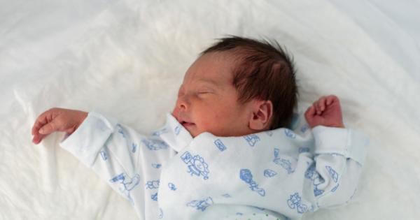 Плоска сплескана крива – понякога през първите месеци главичката на бебето