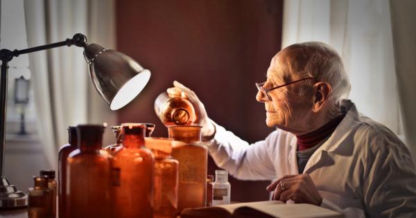 Един старец влязъл в аптека и попитал аптекаря Имате ли