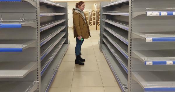 През социализма купувач пита в магазин за облекло Извинете боти